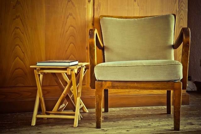 La elegancia del buró: ¿Cómo se llama el mueble que está al lado de la cama?